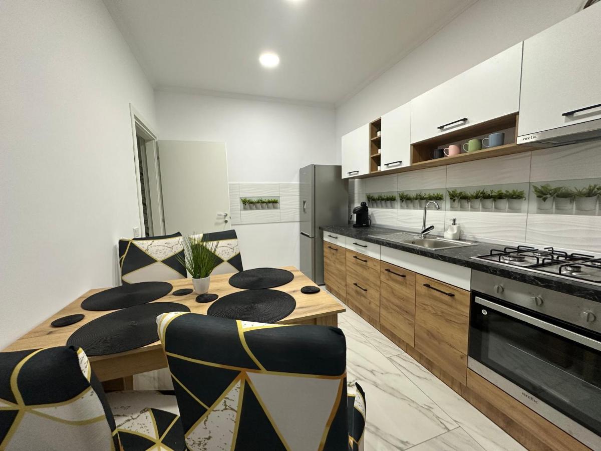 Golden Garden Luxury Apartment In Bukarest Kültér fotó