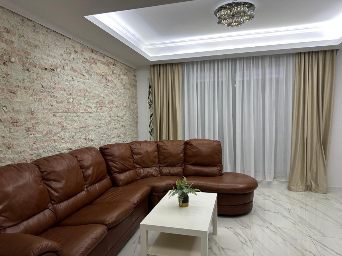 Golden Garden Luxury Apartment In Bukarest Kültér fotó